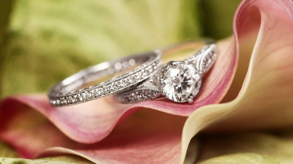 Vintage-Inspired White Gold Diamond Engagement Ring Set – Intricate Filigree Detailing