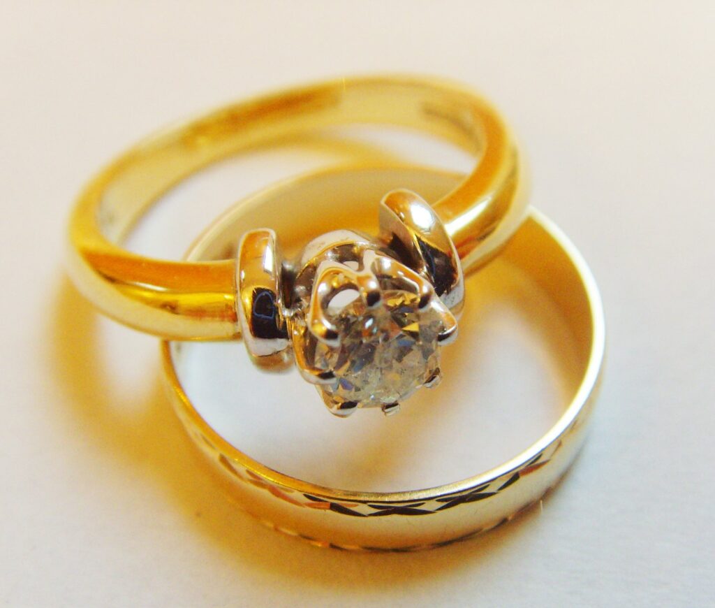Classic Gold Wedding Ring Set with Solitaire Diamond Engagement Ring